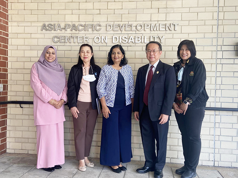 On 7 February 2023, Mr. Piroon Laismit (APCD Executive Director) welcomed YBhg. Datin Catherina (the Spouse of Ambassador of the Ambassador of Malaysia). He showed them the Disability-Inclusive Business (DIB) projects (APCD 60+Plus projects).
