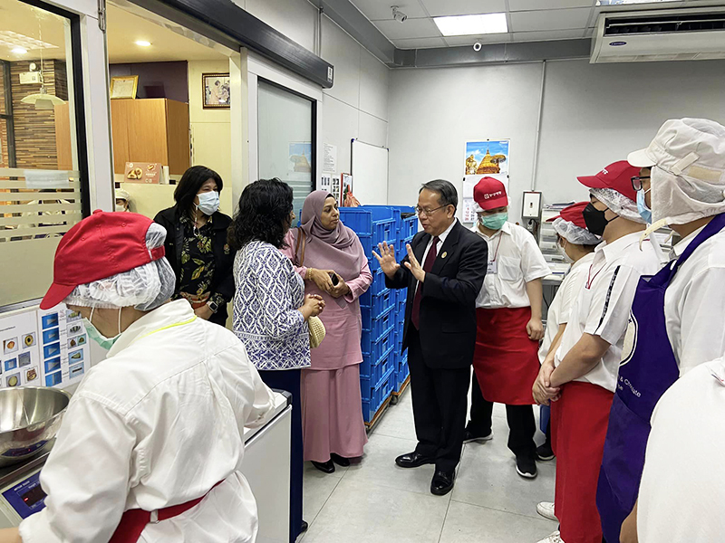 On 7 February 2023, Mr. Piroon Laismit (APCD Executive Director) welcomed YBhg. Datin Catherina (the Spouse of Ambassador of the Ambassador of Malaysia). He showed them the Disability-Inclusive Business (DIB) projects (APCD 60+Plus projects).