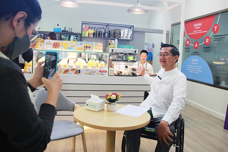 On Monday, July 17, 2566 - Mr. Krisana Lalai, the host of the "Krisana Tour: Wheels Up" program, had the opportunity to meet and interview Dr. Tej Bunnag at APCD 60+ Plus Bakery & Yamazaki, located in the Thai Red Cross Society branch.