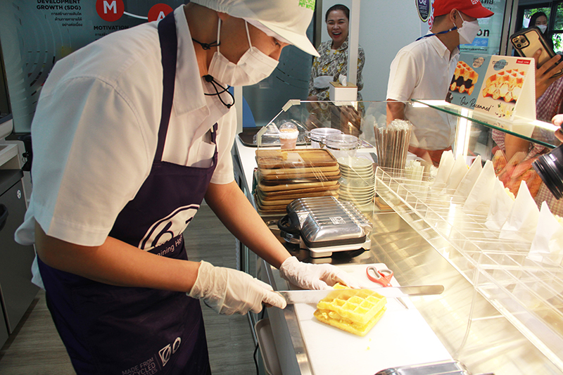 On Monday, July 17, 2566 - Mr. Krisana Lalai, the host of the "Krisana Tour: Wheels Up" program, had the opportunity to meet and interview Dr. Tej Bunnag at APCD 60+ Plus Bakery & Yamazaki, located in the Thai Red Cross Society branch.