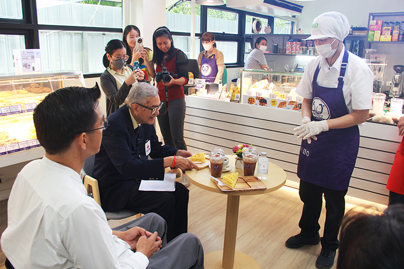 On Monday, July 17, 2566 - Mr. Krisana Lalai, the host of the "Krisana Tour: Wheels Up" program, had the opportunity to meet and interview Dr. Tej Bunnag at APCD 60+ Plus Bakery & Yamazaki, located in the Thai Red Cross Society branch.