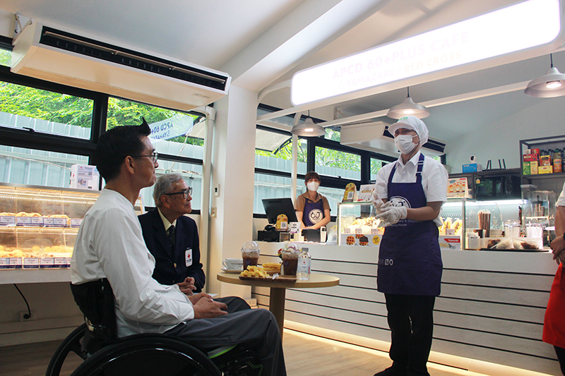 On Monday, July 17, 2566 - Mr. Krisana Lalai, the host of the "Krisana Tour: Wheels Up" program, had the opportunity to meet and interview Dr. Tej Bunnag at APCD 60+ Plus Bakery & Yamazaki, located in the Thai Red Cross Society branch.