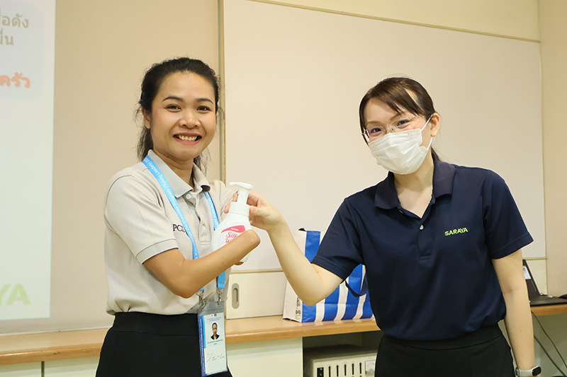 A hygiene expert arranged by JICA gave guidance on how to keep their hands clean and how to avoid food poisoning. 