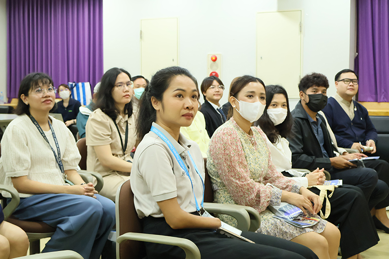 A hygiene expert arranged by JICA gave guidance on how to keep their hands clean and how to avoid food poisoning. 