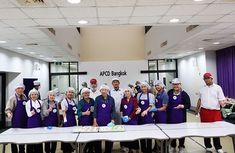 The event's highlight was the interactive baking session, where participants learned the art of bread-making from a talented chef from Thai Yamazaki and staff with disabilities.