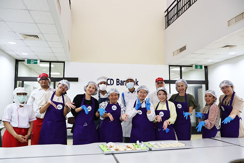 The event's highlight was the interactive baking session, where participants learned the art of bread-making from a talented chef from Thai Yamazaki and staff with disabilities.