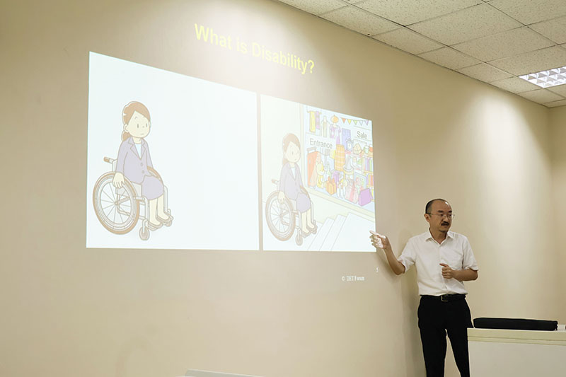 Dr. Kenji KUNO, a JICA Advisor on Disability & Development at APCD, gave a lecture on disability inclusion. 