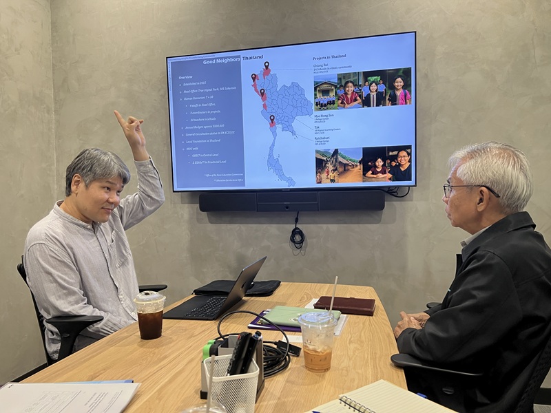 Mr. EunChang Jang, Country Director from Good Neighbors Foundation (Thailand) exchange information with Mr. Somchai Rungsilp, Community Development Manager from APCD