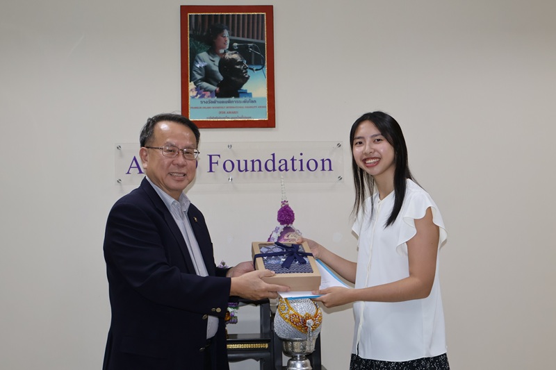 Mr. Piroon Laismit, Executive director, APCD shared a farewell speech and presents Ms. Jasmine with a Certificate of Internship Program Completion 2025, an appreciation letter and the souvenir. 