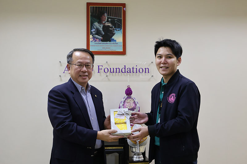 Mr. Jeerasak Klomkleang, DCY Social Development Officer, and representative from Vietnam Youth and Children Support Center presented a souvenir to Mr. Piroon Laismit.