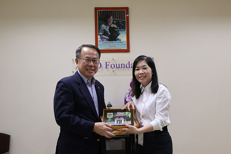 Mr. Jeerasak Klomkleang, DCY Social Development Officer, and representative from Vietnam Youth and Children Support Center presented a souvenir to Mr. Piroon Laismit.