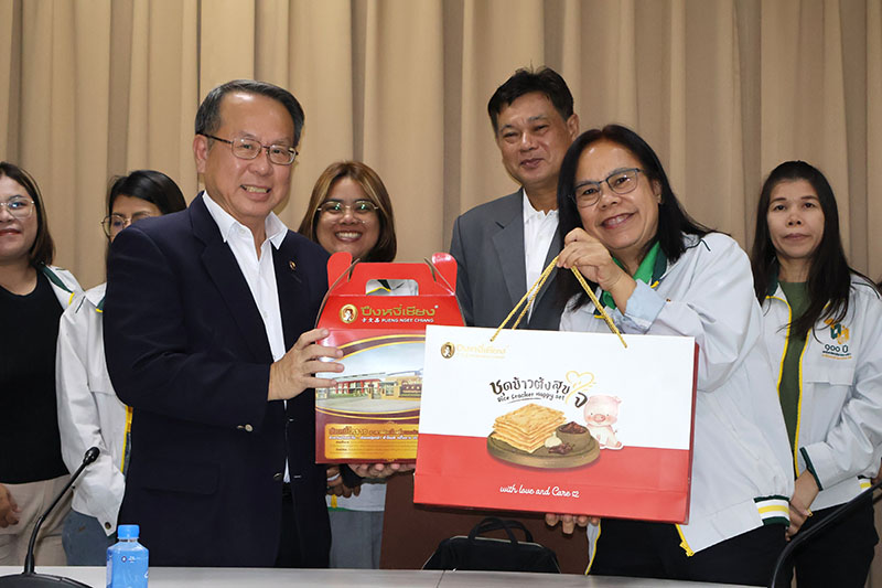 On behalf of the group, Dr. Siriluck Prongsantia, Director of the Special Education Center, Nakhon Ratchasima Rajabhat University, presented a token of appreciation to Mr. Piroon.