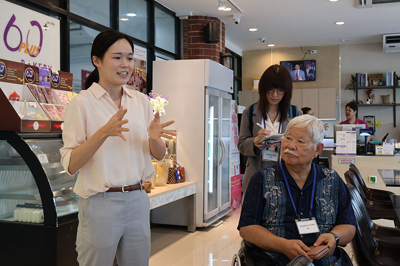 คณะผู้แทนได้เยี่ยมชม “โครงการ APCD 60+ Bakery & Café และ APCD 60+ Kitchen by CP” เพื่อศึกษาการดำเนินธุรกิจที่คนพิการมีส่วนร่วม อำนวยการเยี่ยมชมโครงการโดยคุณ Hiroko Itako อาสาสมัครญี่ปุ่นประจำ ศพอ.