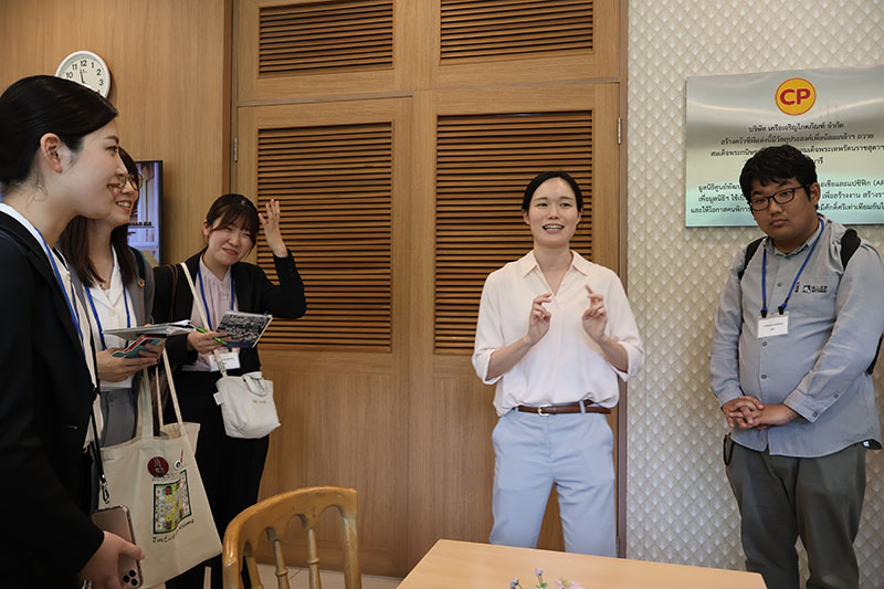 คณะผู้แทนได้เยี่ยมชม “โครงการ APCD 60+ Bakery & Café และ APCD 60+ Kitchen by CP” เพื่อศึกษาการดำเนินธุรกิจที่คนพิการมีส่วนร่วม อำนวยการเยี่ยมชมโครงการโดยคุณ Hiroko Itako อาสาสมัครญี่ปุ่นประจำ ศพอ.