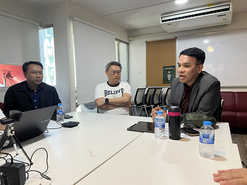 คุณเสถียร ทันพรม ตัวแทนจากมูลนิธิเพื่อสิทธิความหลากหลาย คุณอภิชาติ การุณกรสกุล ประธานมูลนิธินวัตกรรมทางสังคม และคุณกิตตินันท์ ธรมธัช ทนายความและนายกสมาคมฟ้าสีรุ้งแห่งประเทศไทย (RSAT) ทั้ง 3 วิทยากรหลักได้เริ่มการประชุมแลกเปลี่ยน