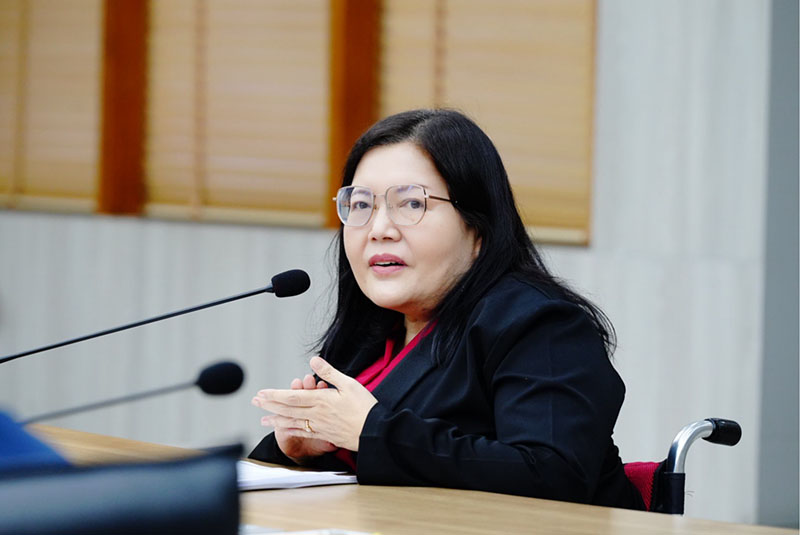Assoc. Prof. Dr. Arunee Limmanee, a policy expert presenting the  draft policy paper to the advisory board members.
