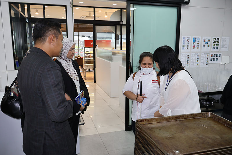 The delegation visited the APCD 60+Plus Bakery & Chocolate Café project, where they observed inclusive business in practice, facilitated by Ms. Supaanong Panyasirimongkol, APCD staff. They attentively listened to staff with visual impairment shares her experience working in the bakery, gaining a deeper understanding of how APCD empowers persons with disabilities through meaningful employment opportunities.