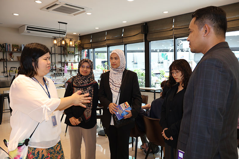The delegation visited the APCD 60+Plus Bakery & Chocolate Café project, where they observed inclusive business in practice, facilitated by Ms. Supaanong Panyasirimongkol, APCD staff. They attentively listened to staff with visual impairment shares her experience working in the bakery, gaining a deeper understanding of how APCD empowers persons with disabilities through meaningful employment opportunities.