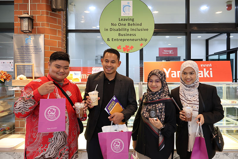 The delegates supported the products of APCD 60+Plus Bakery & Chocolate Café and took a group photo at the shop.