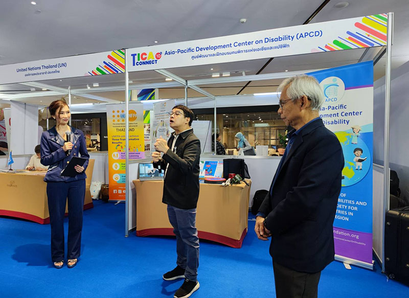 ผู้เข้าร่วมงานให้ความสนใจนิทรรศการของ ศพอ. โดยเฉพาะอย่าง อุปกรณ์กีฬาที่คนพิการมีส่วนร่วม และคณะนักศึกษาต่างประเทศโครงการภาษาไทยทุน TICA มศว. ร่วมสาธิตเรียนรู้ และเล่นอุปกรณ์ Samspel จาก ศพอ. ซึ่งเป็นอุปกรณ์ที่ใช้ในกีฬาที่คนพิการมีส่วนร่วม
