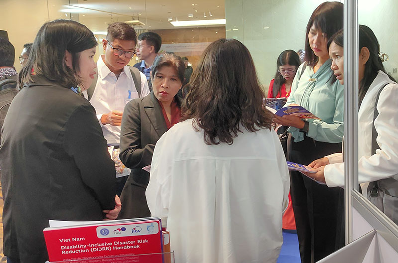 ผู้เข้าร่วมงานให้ความสนใจนิทรรศการของ ศพอ. โดยเฉพาะอย่าง อุปกรณ์กีฬาที่คนพิการมีส่วนร่วม และคณะนักศึกษาต่างประเทศโครงการภาษาไทยทุน TICA มศว. ร่วมสาธิตเรียนรู้ และเล่นอุปกรณ์ Samspel จาก ศพอ. ซึ่งเป็นอุปกรณ์ที่ใช้ในกีฬาที่คนพิการมีส่วนร่วม