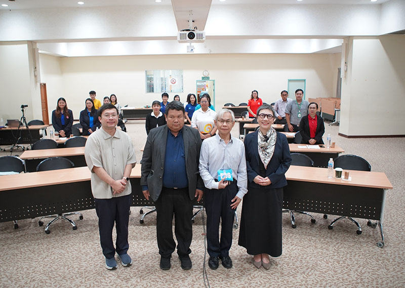 Group photo of Asst. Prof. Dr. Napisa Waitoolkiat, Dean; Dr. Atit Pongpanit, Deputy Dean for Research and International Affairs; Faculty of Social Sciences, Naresuan University, resource persons and participants of the Seminar. 