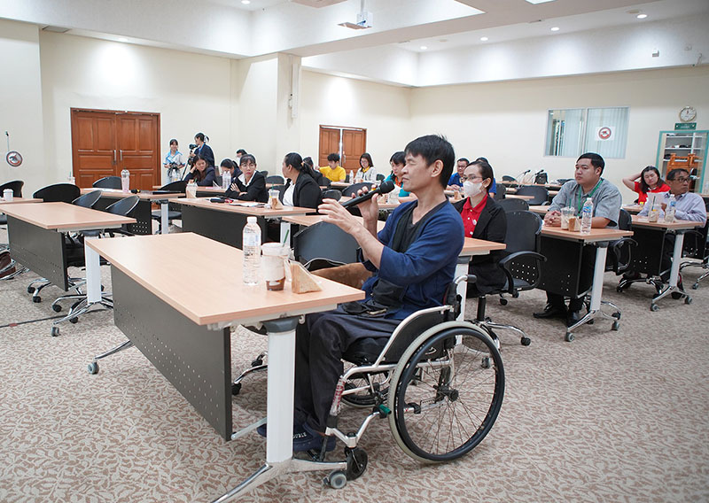 Participants asked and shared his opinions. 