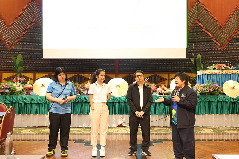 นายกสมาคม นางนุชจารี คล้ายสุวรรณ แนะนำคณะวิทยากรจาก ศพอ. โดยมี นายวัชรพล จึงเจริญ (หัวหน้างานเครือข่ายและความร่วมมือ) นางสาวศิริพร ประเสริฐชาติ (เจ้าหน้าที่งานโลจิสติกส์) และนางสาวศุภอนงค์ ปัญญาสิริมงคล (เจ้าหน้าที่งานเครือข่ายและความร่วมมือ) 