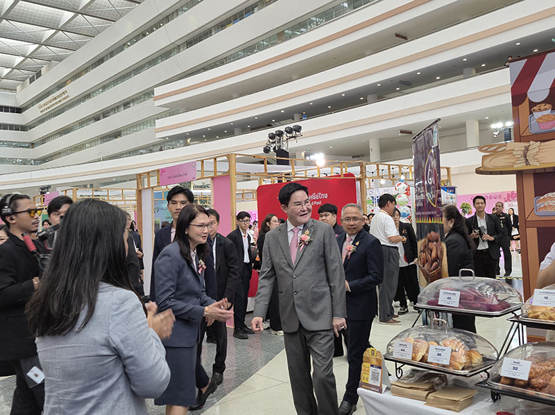 Mr. Akkhara Prompow, Minister of the Ministry of Social Development and Human Security (MSDHS) facilitated by Mr. Kantapong Rangsesawang, Permanent Secretary MSDHS and Ms. Sonthaya Boonyaphoosit, Director General, DEP, followed with other official staff and media visited the APCD booth at the 60+ Bakery & Chocolate Café and supported it by purchasing bakery products.