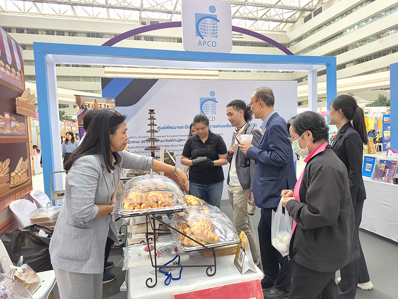 The exhibition of APCD 60+ Bakery & Chocolate Café booth, led by Ms. Wilailekha Somprach (Manager, 60+ Plus Bakery & Chocolate and 60+ Plus Kitchen by CP Projects), was one of the most popular booths on Disability-Inclusive Empowerment, receiving strong support and purchases the bakery products from participants.