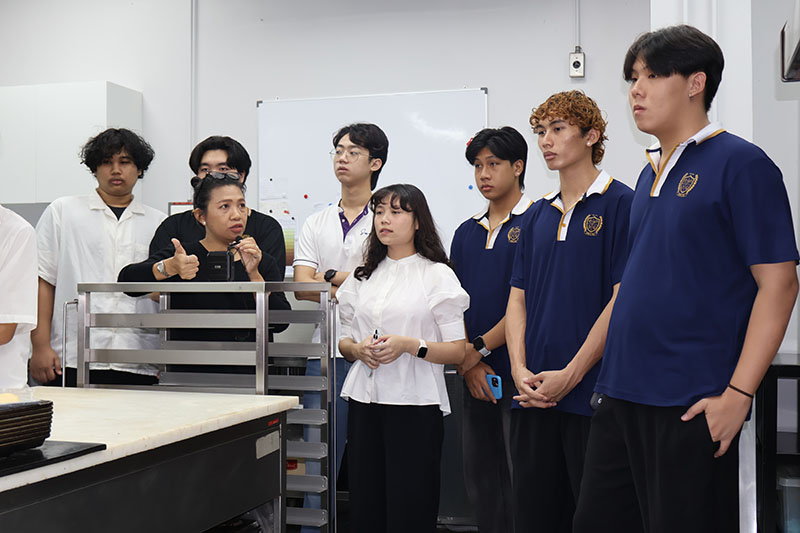 Ms. Wilailekha Somprach (Manager, Disability-Inclusive Business) and Ms. Thorfan Dechachainimit (DIEB Project Coordinator) guided students through a study tour of APCD’s inclusive employment initiatives, including the APCD 60+ Kitchen by CP and the APCD 60+ Bakery, Chocolate and Café.