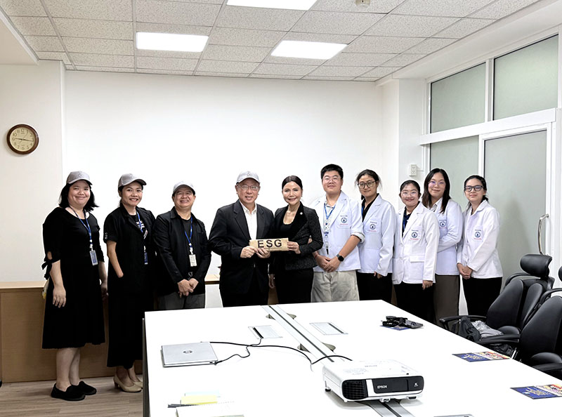 Assoc. Prof. Dr. Pakaratee Chaiyawat presented a token of appreciation to Mr. Piroon Laismit and took a group photo together with student and APCD staff.