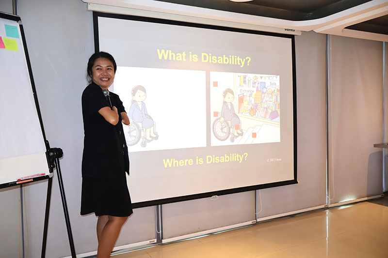 Ms. Siriporn Praserdchat and Ms. Supaanong Panyasirimongkol, facilitated the DET session as the internal resource persons on 17 November.