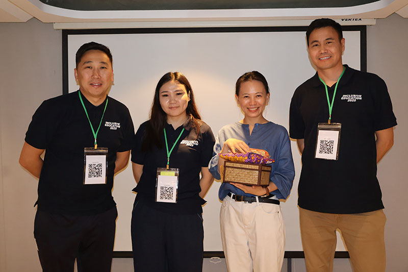 Participant representative gave an appreciation souvenir to Ms. Tingting.