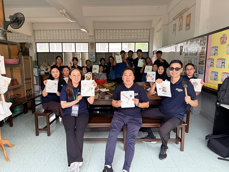 A field visit to Nakhon Pathom School for the Deaf (NPSD). Ms. Sukjai Chaiyamat, Director, welcomed and facilitated learning program included how school supporting students with disabilities for livelihood and transition process for employment. Participants learned how to produce local materials and handicraft products such as salted egg, bags with art flowers to promote the sustainability of sufficiency economy philosophy of the late King Rama 9 on 21 November.