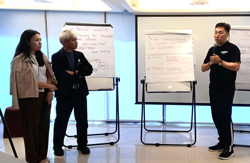 Participants reviewed, reflected and made a strategy plan for inclusive teaching and participate the evaluation of the first week of ToT for Mongolian Teachers/ Educators on Inclusive Education, the session was facilitated by Mr. Somchai Rungsilp, APCD on 22 November.