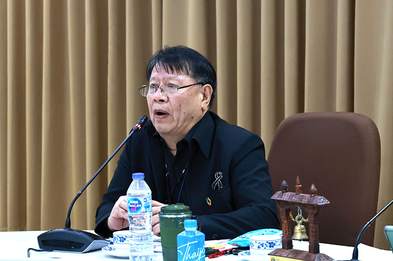 Mr. Thaevan Uthaivath, legal expert, presented the document draft to the meeting participants. 