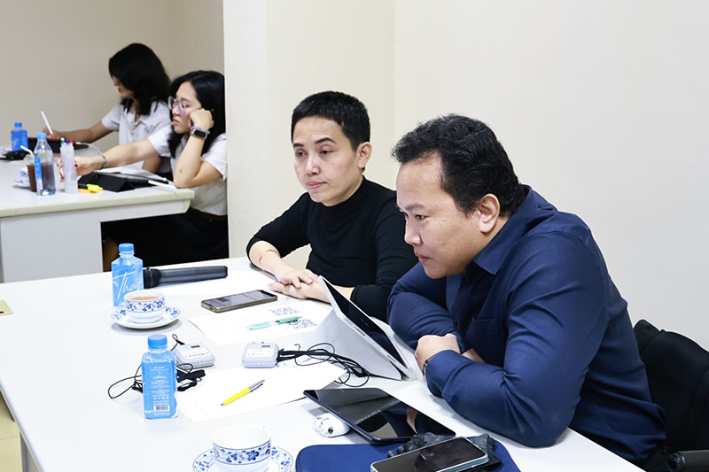 Thai–English interpreters providing translation services to ensure effective communication and a smooth flow of the meeting.