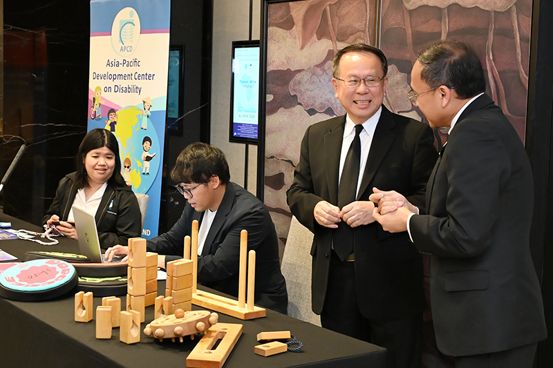 คุณพิรุณ ลายสมิต ผู้อำนวยการบริหาร ศพอ. นำเสนอข้อมูลของบูทและเข้าร่วมในการเปิดตัว
