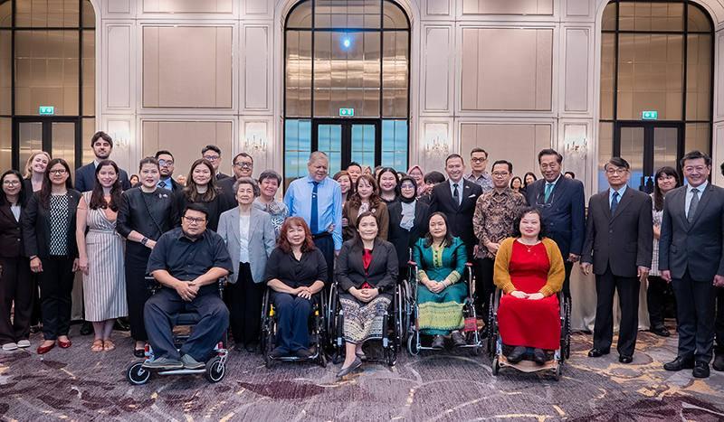 ภาพถ่ายหมู่ระหว่างผู้จัด ผู้อภิปราย และผู้เข้าร่วมประชุม