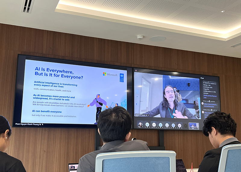 นายคุณนำโชค เพ็ชรแสน นักวิเคราะห์ด้านการจัดการข้อมูล จาก UNDP Regional Hub กรุงเทพฯ กล่าวถึงความสำคัญและประโยชน์ของนวัตกรรมและการพัฒนา AI สำหรับคนพิการ