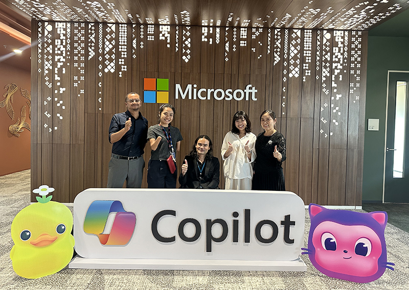 เจ้าหน้าที่ศพอ. ถ่ายภาพร่วมกับผู้จัดงานและเจ้าหน้าที่ UNDP ณ บริเวณล็อบบี้ของ Microsoft กรุงเทพฯ ประเทศไทย