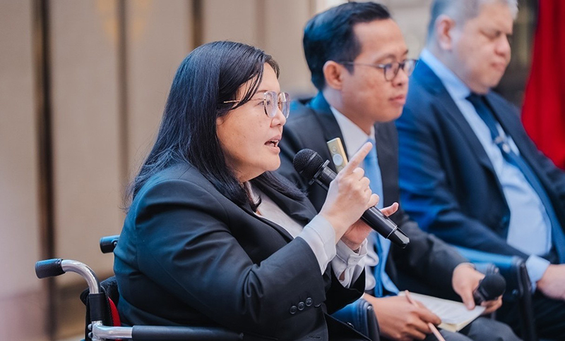 ผู้ช่วยศาสตราจารย์ ดร. อรุณี ลิ้มมณี ผู้เชี่ยวชาญด้านนโยบายการการจ้างงานและธุรกิจที่คนพิการมีส่วนร่วมนำเสนอข้อมูลเกี่ยวกับสถานการณ์การจ้างงานของคนพิการในประเทศไทย