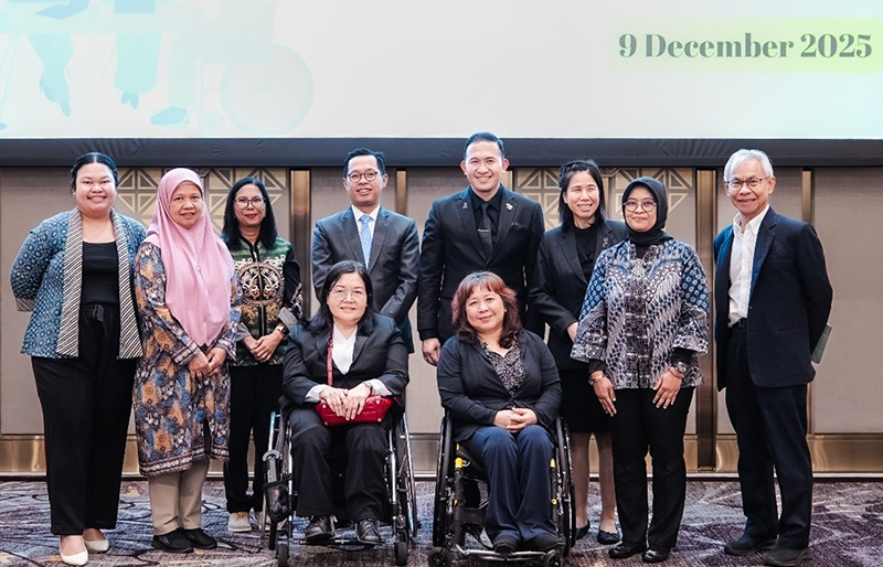 ภาพถ่ายร่วมของนายสมชายร่วมกับ ผศ.ดร. ภาณุภัทร จิตเที่ยง ผู้แทนประเทศไทยประจำคณะกรรมาธิการระหว่างรัฐบาลอาเซียนว่าด้วยสิทธิมนุษยชน (AICHR) และผู้เข้าร่วมการประชุมรับฟังความคิดเห็น