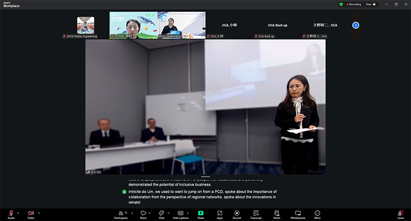 Ms. Kanako Nakamura, COO, of Digireha, Inc., สาธิตเครื่องมือฟื้นฟูสมรรถภาพที่เรียกว่า Digireha ในกิจกรรม