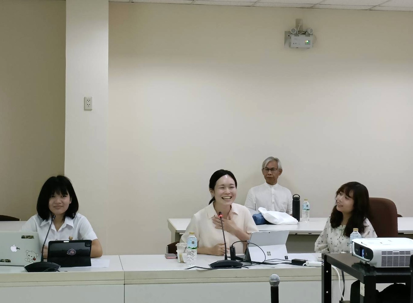 Ms. Hiroko Itako, a Japanese Overseas Cooperation Volunteer (JOCV) specializing in disability-inclusive disaster risk reduction (DiDRR), delivered a lecture on disaster preparedness to the training participants. 