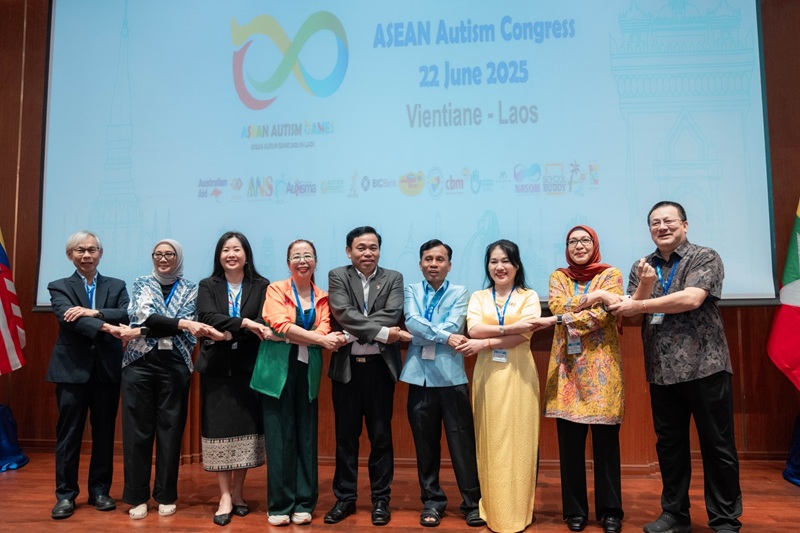 Representatives from each AAN member state and APCD representative Mr. Somchai Rungsilp, Manager, Community Development Department clasped hands, symbolizing strengthened cooperation and empowerment at the Congress.