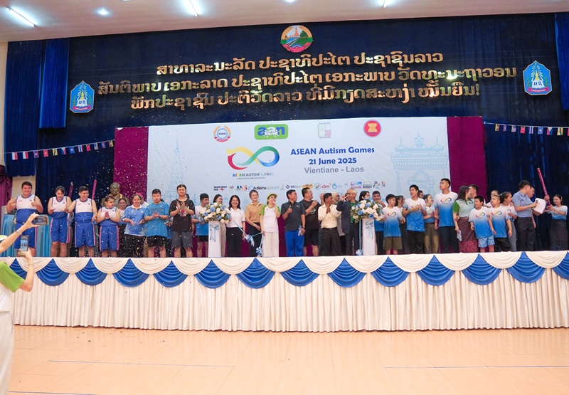 Group photo of the athletes with Autism, AAN members, organizer and APCD at the opening ceremony of the ASEAN Autism Games.