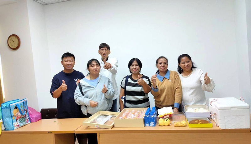 สมาชิกกลุ่มดาวเรืองร่วมถ่ายรูปหมู่เป็นที่ระลึกหลังการประชุม