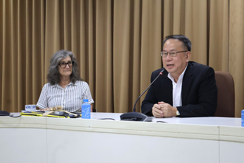 ผู้อำนวยการบริหาร ศพอ. นายพิรุณ ลายสมิต กล่าวต้อนรับคณะที่มาดูงาน